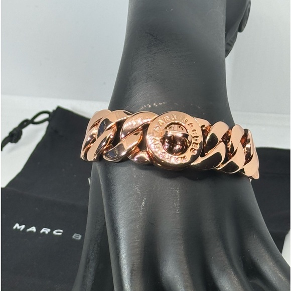 Marc by Marc Jacobs Chunky Turn lock closure
Bracelet in Rose Gold - Picture 2 of 12